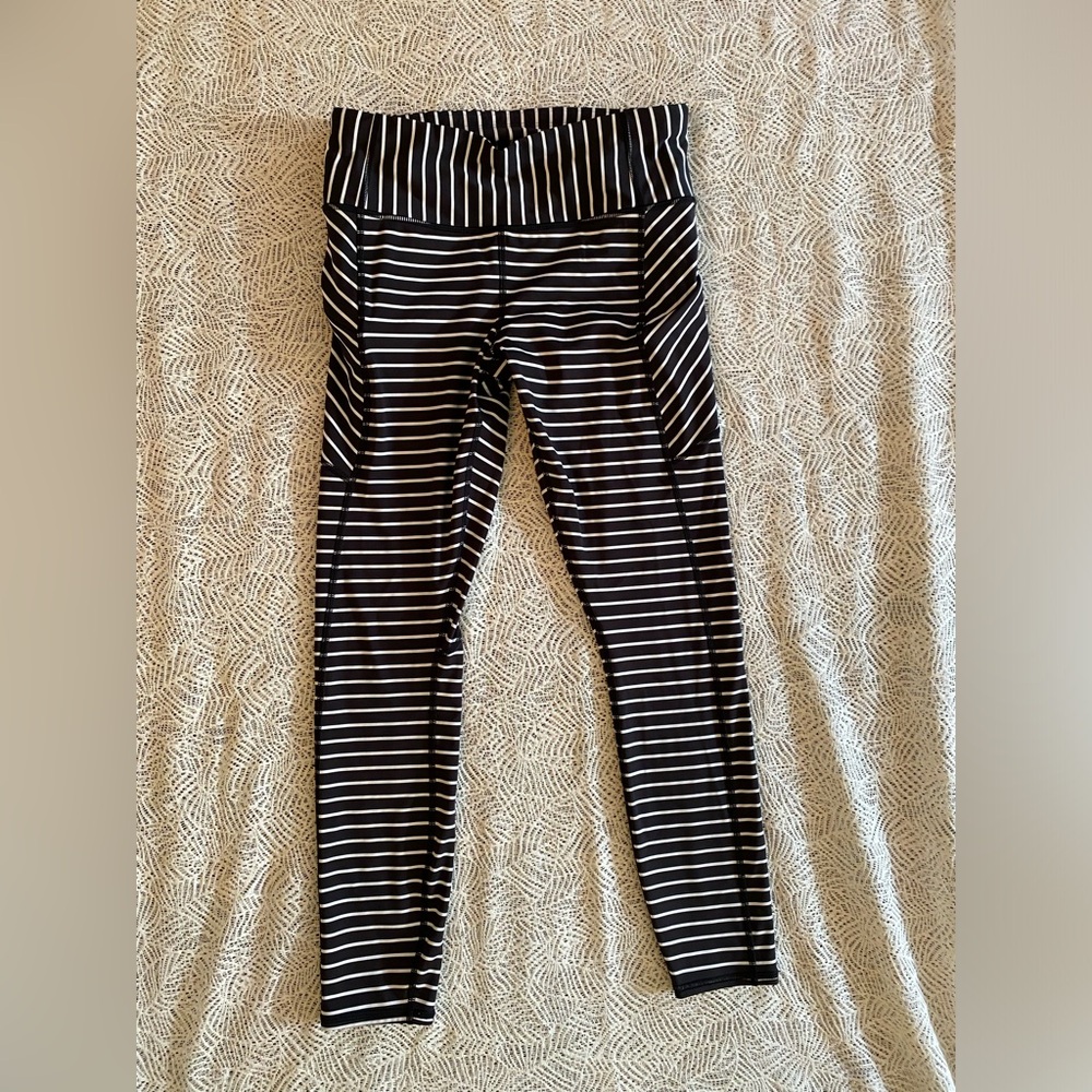 Athleta black & white yoga leggings 🖤🤍